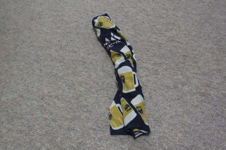 ストローと箸と手ぬぐいを巻いたもの