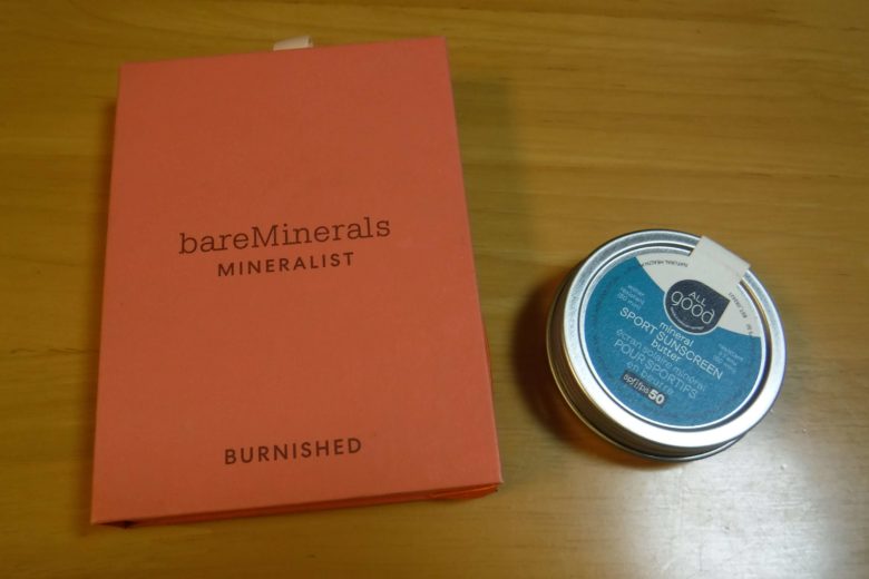 紙パッケージアイシャドウと缶入りの日焼け止め