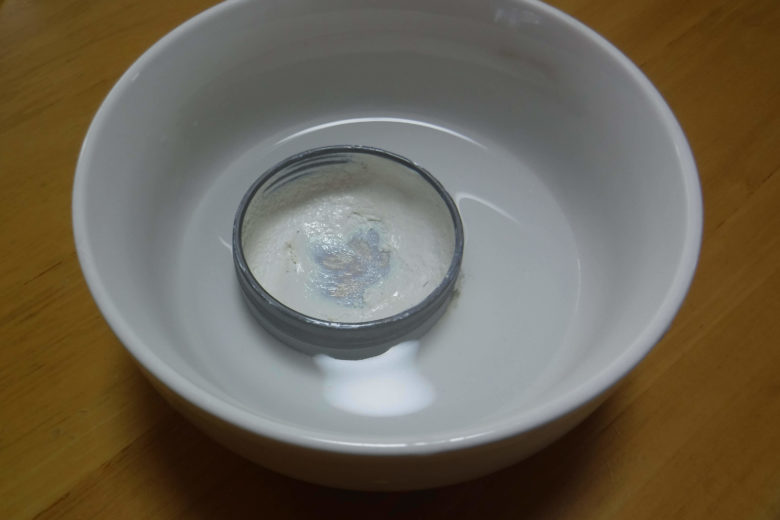 缶入りの日焼け止めをお湯で溶かす