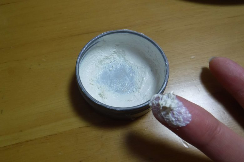 溶かした日焼け止めを指にとる