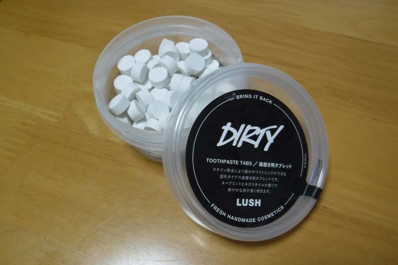 LUSHトゥースペーストタブDIRTY