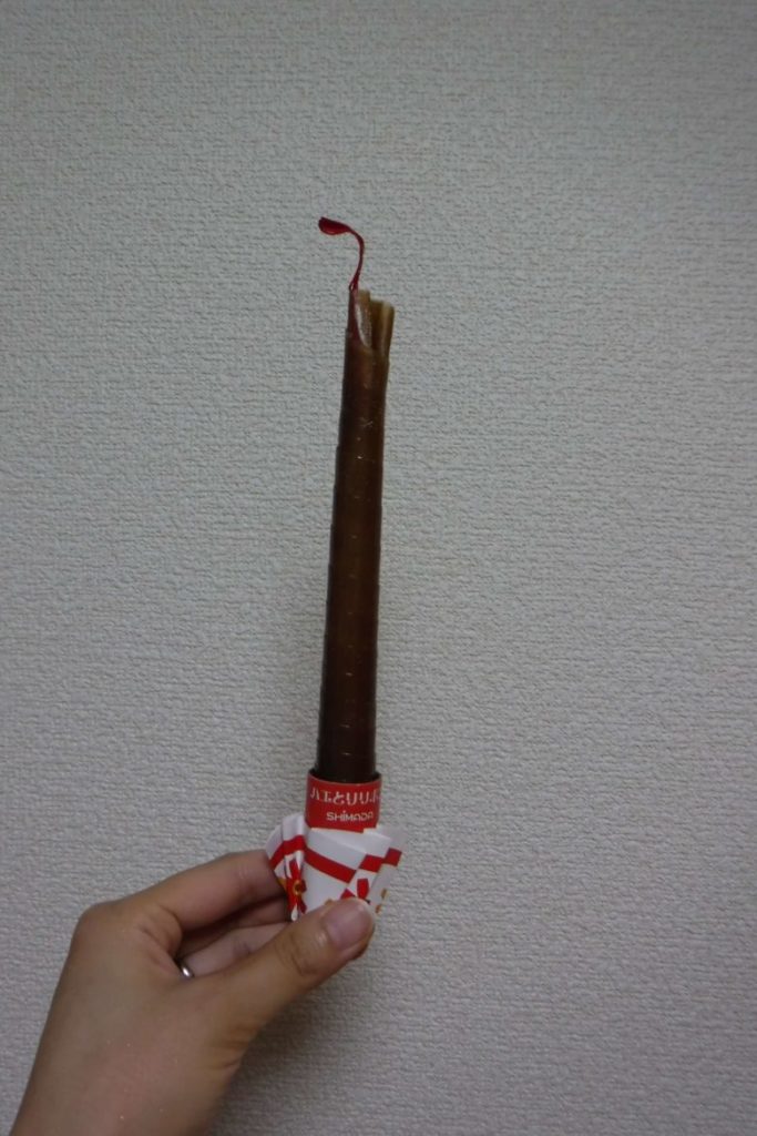 ハエ取り紙をコーン状に引き出す